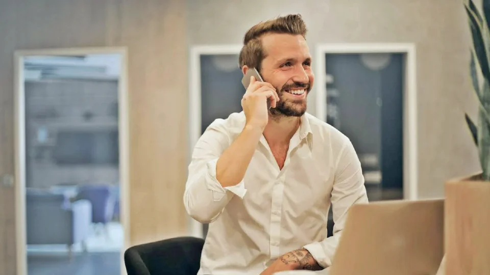 Un homme au téléphone